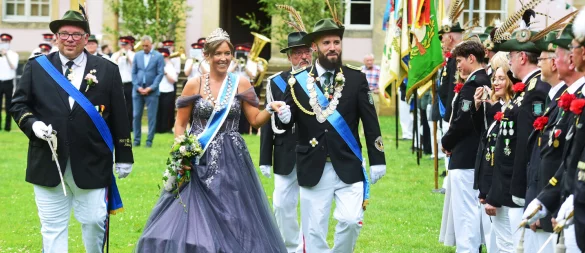 Das frischgebackene Königspaar mit Janina I. Balk als Schützenkönigin und ihrem Prinzgemahl Daniel Thinius nimmt die angetretene Formation mit einem strahlenden Lächeln ab. - © Nicole Ellerbrake