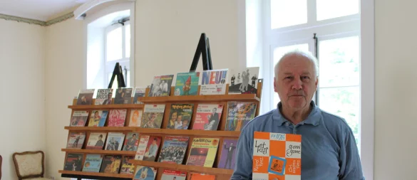 Josef Spiegel mit seiner Lieblingsplatte „Rüpeltanz“ – einer von mehr als 300 kuriosen Schlagertiteln, die er mithilfe von KI in Bilder verwandelt hat. - © Chiara Wibbeke