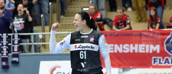 Die Jubelfaust: Blombergs Torhüterin Nicole Roth hielt in der Schlussphase entscheinde Würfe. - © Paul Cohen
