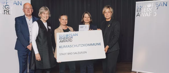Bei der Urkundenübergabe dabei waren (von links) Reiner Tippkötter (energielenker projects GmbH, Greven) Ilga Schwidder (European Energy A-ward), Ulrike Niebuhr (Stadt Bad Salzuflen), Susanne Lübker (Stadt Bad Salzuflen) sowie Mona Neubaur (Ministerin für Wirtschaft, Industrie, Klimaschutz und Energie des Landes NRW). - © Bundesgeschäftsstelle European Energy Award