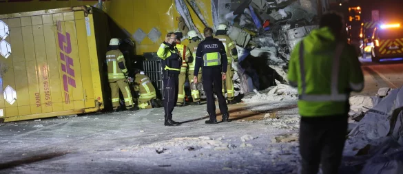 Einsatzkräfte von Feuerwehr und Polizei arbeiten auf der A2 bei Bielefeld an der Unfallstelle. - © Chriastian Müller/dpa
