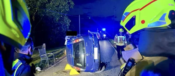Einsatzkräfte sichern ein auf der Seite liegendes Auto nach einem Unfall in Detmold. Drei Personen wurden leicht verletzt. - © Feuerwehr Detmold/Marco Schweiger