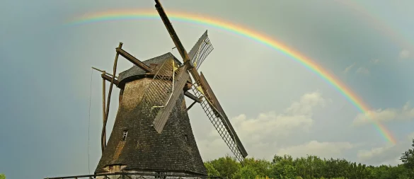 Ein Regenbogen über der Kappenwindmühle im LWL-Freilichtmuseum Detmold. - © Archivfoto: LWL/Jaehne