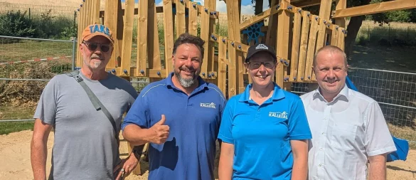 Freuen sich über die neue Spielturm-Landschaft im Freibad Kalletal: Der Vorsitzende des Freibadvereins, Uwe Kahmann (von links), das Freibad-Team mit Markus Burmester und Denise Högel sowie Bürgermeister Mario Hecker. - © Gemeinde Kalletal