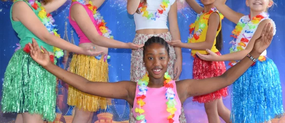 Charlotte Kran (von links), Mathilda Krzyzanowska, Naemi Bergen, Ellen Ebmeier, Catakeya Krase und Sara Grace Israel (vorne) sind in ihren bunten Kostümen startklar für die große Disney-Show. - © Sibylle Kemna