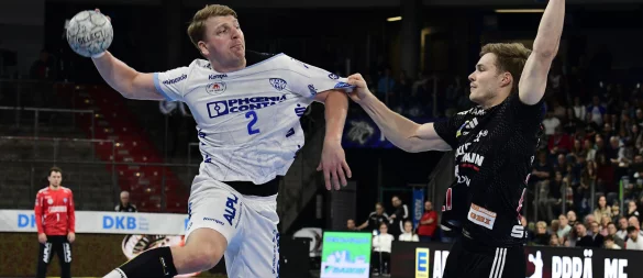 Lemgos Lukas Hutecek muss gegen Christopher Bissel vom HC Erlangen alles reinhauen. - © ISPFD / IPD - Redaktionsbüro Sc