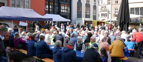 Der Lemgoer Marktplatz wird am Samstag, 17. Mai, wieder zum Treffpunkt für Genuss und Kultur. - © Alte Hansestadt Lemgo