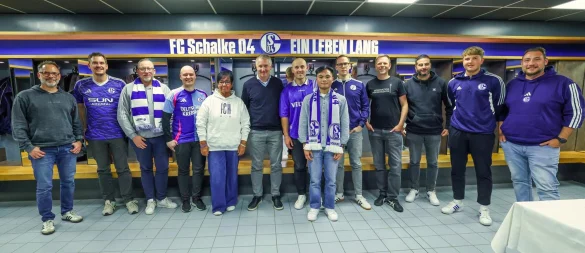 Kurz vor seinem 50. Geburtstag bat Schalkes Sportvorstand Frank Baumann (Mitte) elf S04-Fans zur Audienz in die Heimkabine. Mit dabei war Tobias Fillies. - © Tim Rehbein/FC Schalke 04