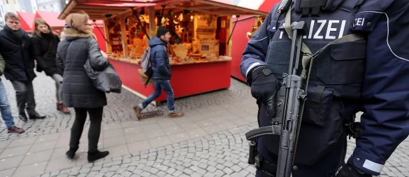 Schwer bewaffnete Polizisten sicherten in den vergangenen Jahren den Bielefelder Weihnachtsmarkt. Auch in diesem Jahr werden die Maßnahmen hochgefahren. - © Wolfgang Rudolf