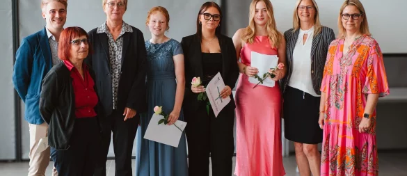 Fachabitur am Lüttfeld-Berurfskolleg: (von links) Die Klassenleitungen Mario Schmiedebach und Michaela Stock, Schulleiterin Andrea Brasch, die Klassenbesten der Fachoberschule Marilen Bitz, Leni Carlotta Tumbul und Teresa Dröge, die Klassenlehrerin Katja Scheibe und die Bildungsgangleiterin Stefanie Barkey. - © Lüttfeld-Berufskolleg