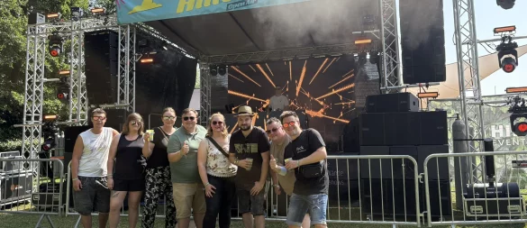 Jan Niklas Witt (von rechts), Max-Henry Brehmeier, Jan Schmidt, Lea Sabadschus, Felix Brehmeier, Maren Haverid, Vanessa Paul und Mirco Buchholz vor der Showbühne des Hillebeatz. Im Hintergrund spielt Dj Maho (Nils Maho) elektronische Beats. - © Jan Schillmann