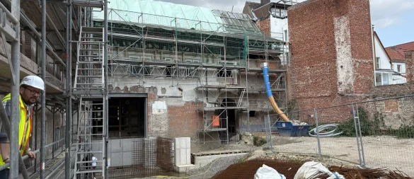 Stadtplaner Christoph Grollemann gewährt einen Einblick in die Bauarbeiten des Kotzenbergschen Hofes zu einem Bürgerzentrum. Die Arbeiten sind in vollem Gange. - © Jan Schillmann
