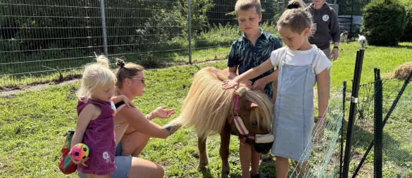 Anna Sowa (von links) fühlt sich mit Pony "Sophia" noch nicht ganz sicher. Ihre Mutter Katharina Schürhoff und ihre Geschwister Bruno und Polli Sowa streicheln das Pferd, während Anke Hackemack im Hintergrund schaut, dass nichts passiert. - © Jan Schillmann