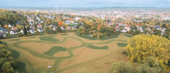 Auf dem Königsberg ist eine Fläche für einen Bürgerwald vorbereitet worden. Beim Blick von oben zeichnen sich bereits der Gras-Rundweg und Flächen für die Bepflanzung ab. - © Stadt Detmold