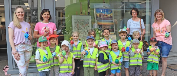 Die kleinen Künstler des Kindergartens Wahmbecks freuen sich über die Prämierung. - © Lemgo Marketing