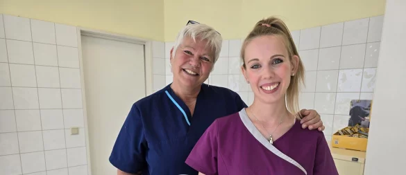 Tierärztin Britta Götting verabschiedet sich nach 25 Jahren von ihren Patienten im Kreis Gütersloh. Gemeinsam mit Sonja-Christin Tiegel (r.) bildete Britta Götting zehn Jahre lang ein gutes Team. - © Silke Derkum-Homburg