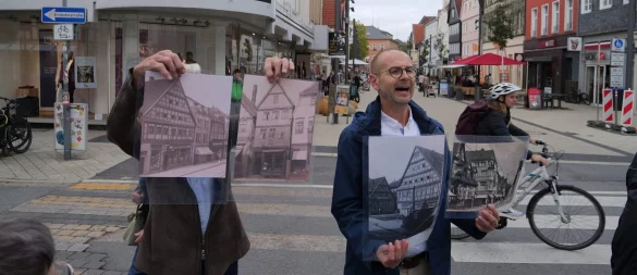 Beim Stadtrundgang mit Frank Budde zeigen historische Fotos, wie sich das Stadtbild verändert hat. Am Platz des Hansa-Hauses stand 1706 das stattliche Haus Brüggemeier. Zwei angrenzende Nebenhäuser wurden ebenfalls abgerissen. - © Thomas Krügler