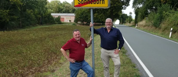 Matthias Müller (links) und Klaus Meier gehören quasi zum Inventar in Sonneborn. Ob des Lichteinfalls bat die LZ beide, sich quasi "ortsauswärts" zu postieren. - © Axel Bürger