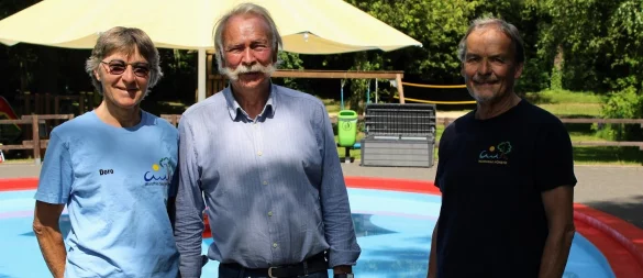 Dorothee Orzelski, Michael Willy (Mitte) und Heinz Köster vom Freibadverein freuen sich auf viele Besucherinnen und Besucher. - © Lorraine Brinkmann
