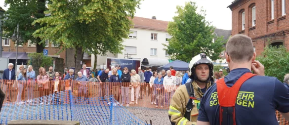 Feuerwehrleute haben beim Pflasterlauf in Schlangen in voller Montur mitgemacht. - © Gemeinde Schlangen