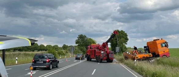 Der Lastwagen kommt auf dem Grünstreifen der Ostwestfalenstraße zum Stehen. - © Polizei Lippe