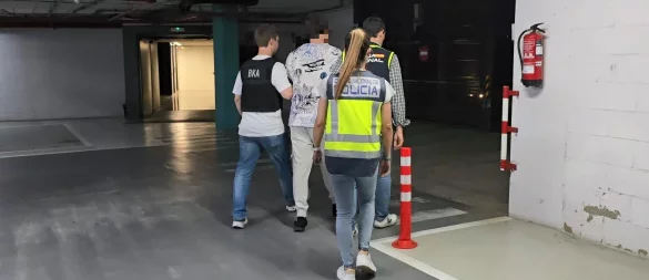 Der Verdächtige, der eine Darknet-Plattform für Drogenhandel administrativ geführt haben soll, wurde Mitte Juni in Barcelona verhaftet. Die spanischen Sicherheitsbehörden veröffentlichten Aufnahmen des Einsatzes. - © Screenshot / Policia Nacional