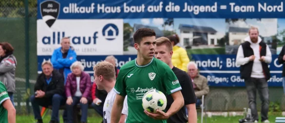 Louis Hilker schnappt sich den Ball und verwandelt auch seinen zweiten Elfmeter im Spiel gegen TuS Bad Driburg. - © Jörg Hagemann