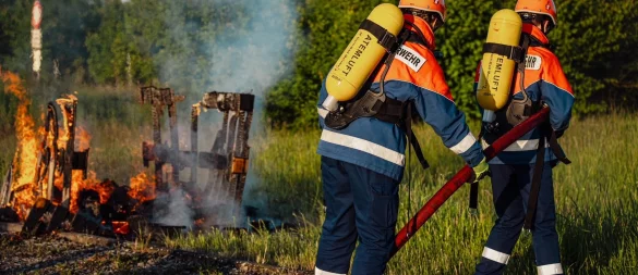 Die Jugendwehr löscht ein brennendes Palettenhaus. - © Bildrechte: Freiwillige Feuerwehr Horn-Bad Meinberg
