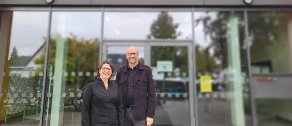 Christine Malinowski (stellvertretende Schulleitung) und Markus Herrmuth (Schulleiter) vom Marianne-Weber-Gymnasium sehen akute Raumnot bereits im kommenden Schuljahr. - © Katrin Kantelberg