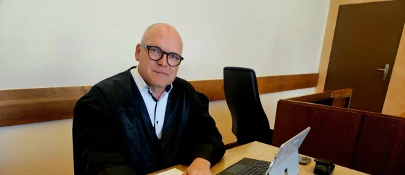Ein neues Gesicht auf der Anklagebank: Rechtsanwalt Hans-Peter Gunkel aus Bielefeld vertritt nun die 32-jährige Rechtsanwaltsfachangestellte, die sich zuvor als Mitangeklagte im Verfahren gegen ihre ehemalige Chefin verantworten musste. - © Janet König