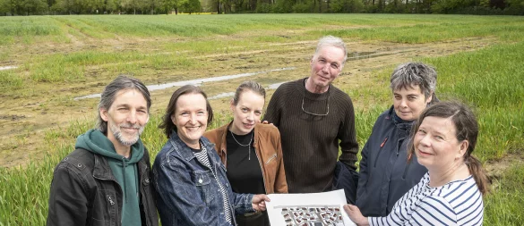 Auf dem Papier gibt es die große Tiny House-Siedlung am Hollensiek bereits: Matthias Anwander (v.l.), Heike Helwig, Anne Zels, Dietmar Weihrauch, Kathrin Meyer zu Wendischhoff und Isabelle Grimme mit den Plänen für die minimalistischen Eigenheime, konzipiert als Dorfgemeinschaft. - © Dieckmann-Fotodesign l Bielefeld