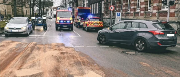 Die Ölspur hatte sich auf mehreren Straßen großflächig verteilt. - © Feuerwehr Detmold/Marco Schweiger