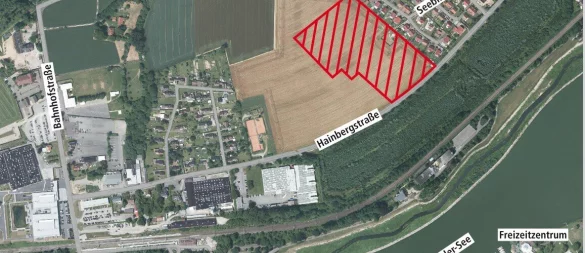 Die rot-schraffierte Fläche zeigt, wo das Baugebiet Seeblick II entstehen soll. - © Grafik: TIM-Online NRW/Günther Langmann