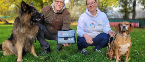 Katharina Fischer-Grünschlag (rechts) mit Rudi und Wilfried Eggert mit Odin wollen Hundehalter für den Notfall rüsten. - © Katrin Kantelberg