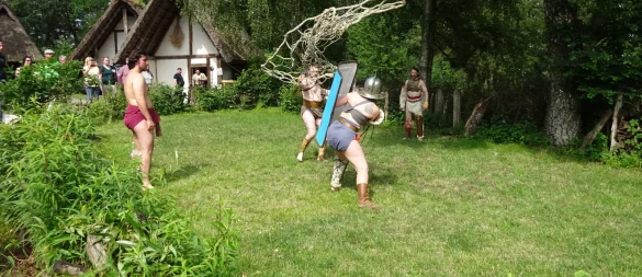 Die Kämpfer der Gruppe Ludus Nemesis kämpfen spontan, ohne Choreographie miteinander. Foto: AFM - © AFM