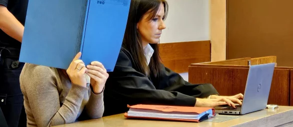 Verteidigerin Franziska Janßen aus Bielefeld nimmt beim Prozess Ende vergangenen Jahres an der Seite ihrer Mandantin Platz. Die Angeklagte aus Horn-Bad Meinberg gab zu, ihr sieben Tage altes Baby erstickt zu haben. Ohne ihr Geständnis wäre die Frau wahrscheinlich nicht überführt worden. - © Janet König