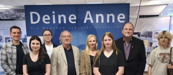 Sie eröffnen die Ausstellung (von links): Marco Metzner (städtischer Schulsozialarbeiter), Elisabeth und Maya (beide Schülerinnen engagieren sich als Peer Guides), Prof. Matitjahu Kellig (Vorsitzender der jüdischen Gemeinde Herford/Detmold), Alexandra Riha (Anne-Frank-Zentrum), Ira (Peer Guide), Bürgermeister Christoph Dolle und Schülerin Lilly (Peer Guide). - © rw-system