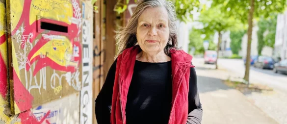 Die Parkplatz-Rebellin Elke Werneburg aus der Teichstraße im Bielefelder Westen. Die Parkbucht befindet sich gleich neben ihrem Domizil, dem Künstlerkollektiv "auto-kultur-werkstatt". - © Stefan Becker