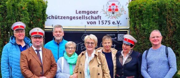 Die Schützen und die Organisatoren vom Nachbarschaftscafé freuen sich, dass das Café vorerst im Schützenhaus bleiben kann. - © Andreas Leber