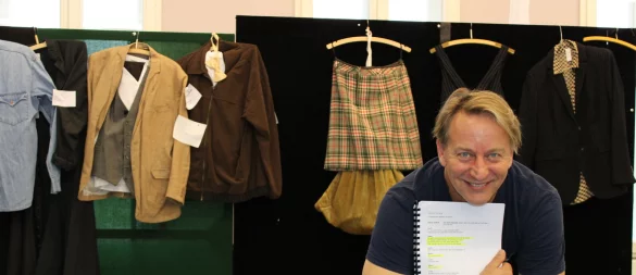 Schauspieler Patrick Hellenbrand lernt seine Texte am besten an der Tischtennisplatte in einem der Proberäume. - © Raffael Giebel