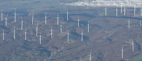 Das Bild zeigt eine Luftaufnahme, in der zu den bestehenden Anlagen auf dem Bauerkamp die geplanten Windkraftanlagen von Stephan zur Lippe und Landesverband Lippe maßstabsgerecht eingezeichnet sind. Umgeben von Windkraftanlagen das Dorf Kohlstädt, unten rechts die Anlagen, die sich von Schlangen zum Bauerkamp hochziehen. - © Montage: Nationalparkfreunde/Peter Allroggen