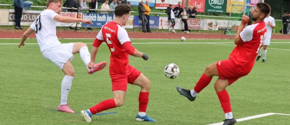 Posts Julian Jobstmeier (linke) legt den Ball quer. - © Sebastian Lucas