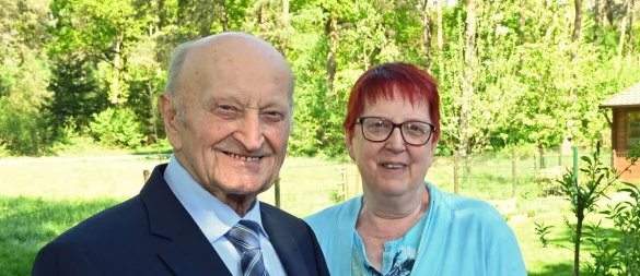Theodor Buschmaas feiert seinen 100. Geburtstag. Die stellvertretende Bürgermeisterin Gudrun Bauer überbrachte die Glückwünsche aus Rat und Verwaltung. - © Stadt Rheda-Wiedenbrück