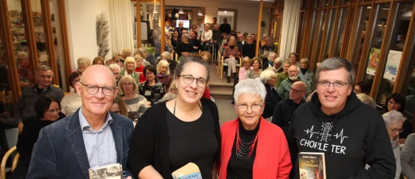 Von Sachbuch bis Krimi: Detlef Höltke (von links), Carolin Engels, Moderatorin Elisabeth Webel und Gregor Schwarz bei der Veranstaltung "Ganz Ohr sein" in der Stadtbücherei Lemgo. - © Jens Rademacher