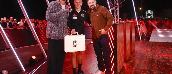 Ein sehr gutes Quiz: Fabio aus Bielefeld gemeinsam mit den Moderatoren Joko Winterscheidt (l.) und Klaas Heufer-Umlauf (r.). Der 18-Jährige hat 90.000 Euro gewonnen. - © Joyn/Jan Zappner