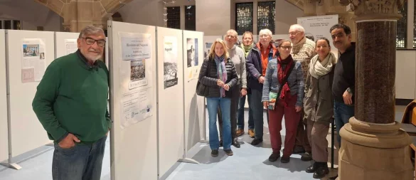Eine Besuchergruppe schaut sich die Ausstellungsstücke in der Christuskirche an. - © Ataullah Zulfacar