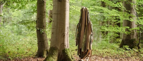 Mit dem Projekt "Still" entführt das Maskentheater TheatreFragile das Publikum in die Tiefen des Waldes. - © Max Krause