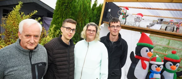 Familie Heimann mit Vater Christian (von links), Sohn Torben, Mutter Manuela und Sohn Marc vor ihrem weihnachtlich geschmückten Zuhause. - © Nicole Ellerbrake