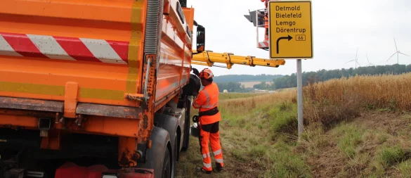Die Arbeiter wechseln die Wegweiser für die Barntruper Umgehung aus. - © Nadine Uphoff