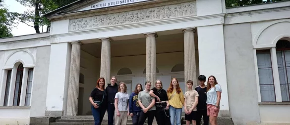 Am Teehaus im Park von Bukowiec: Eleni Konstantinidis (von links), Hanna Winkelgrund, Johanna Justus, Violetta Justus, Leonie Keltz, Maike Landermann, Lucy Schroerlücke, Gabriel Justus, Phuong Son, Patrycja Skorzecka. Foto: Partnerschaftsverein Leopoldshöhe - © Partnerschaftsverein Leopoldshöhe